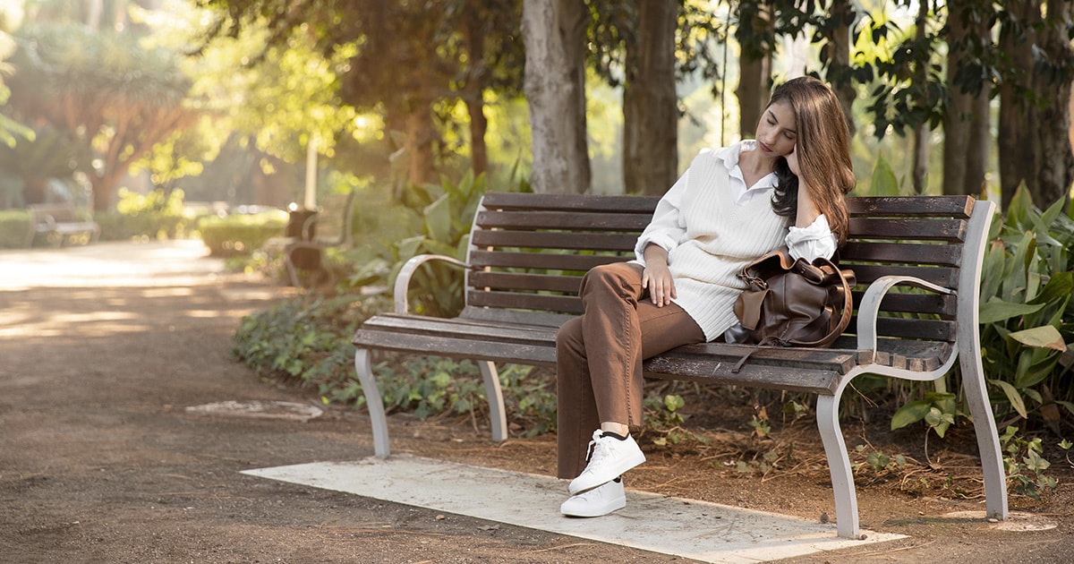 Egy üres pad és naplemente szimbolizálja a csendet és a békét, ahol keressünk önmagunkat.