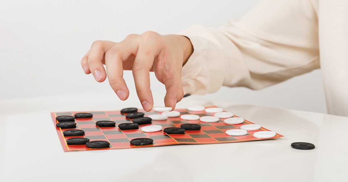 A nárcisztikus társasjátéka A nárcisztikus ember a kapcsolatokat úgy vezérli, mint egy társasjátékot, ahol vannak a játékos bábuk és ő az irányítő