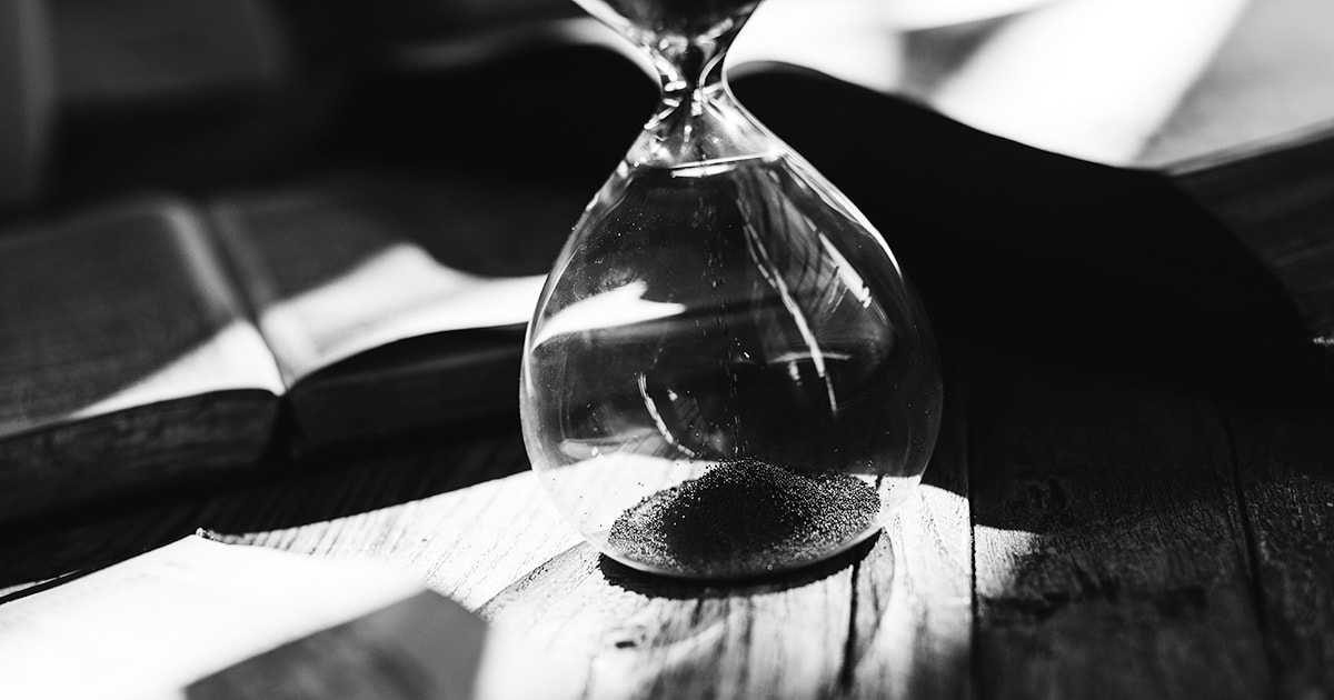 Homokóra az asztalon, pergő homokkal: nem tudjuk mennyi időnk van még hátra, de az biztos, hogy nincs időnk