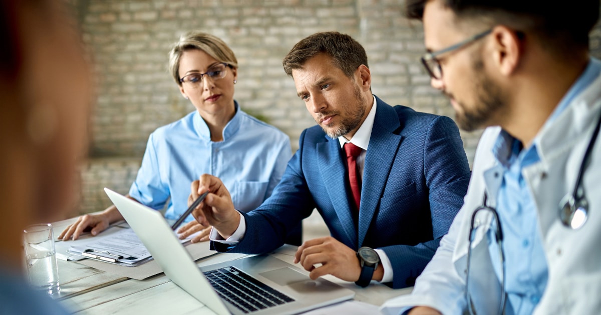 egy pszichológus egy pszichiáter és egy coach együtt beszélget