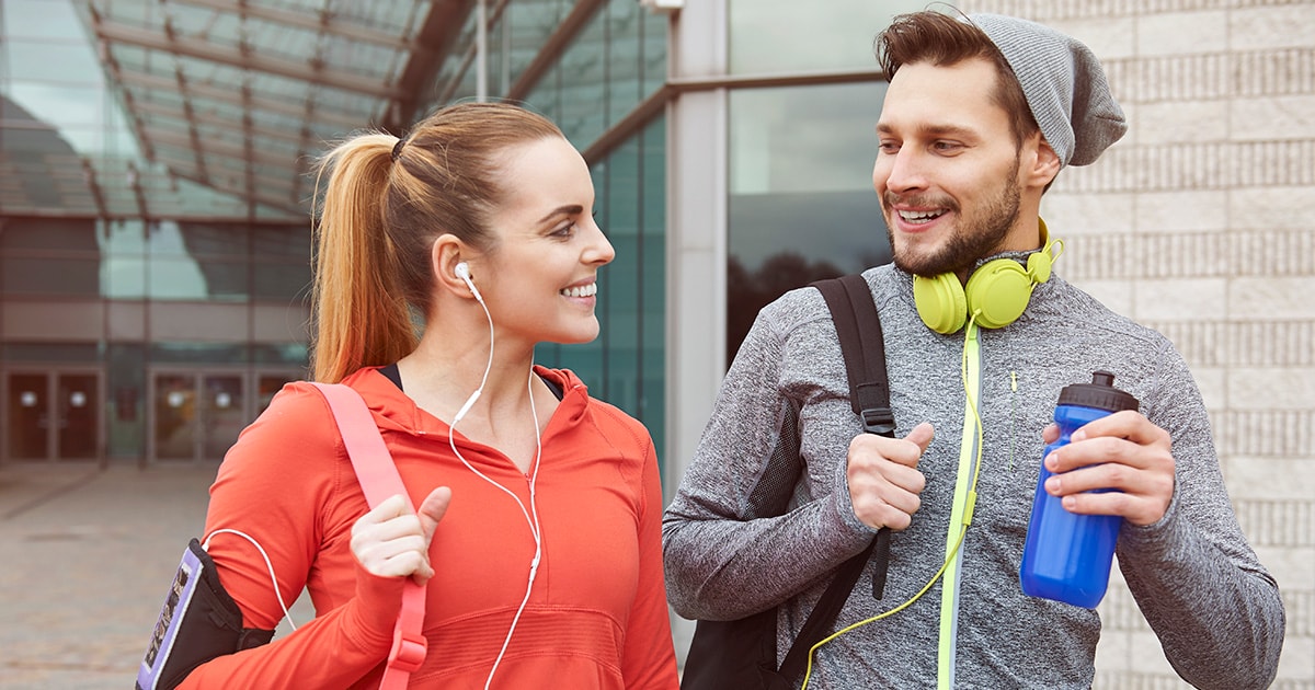 Egy pár közösen sportol, miközben mosolyognak és támogatják egymást